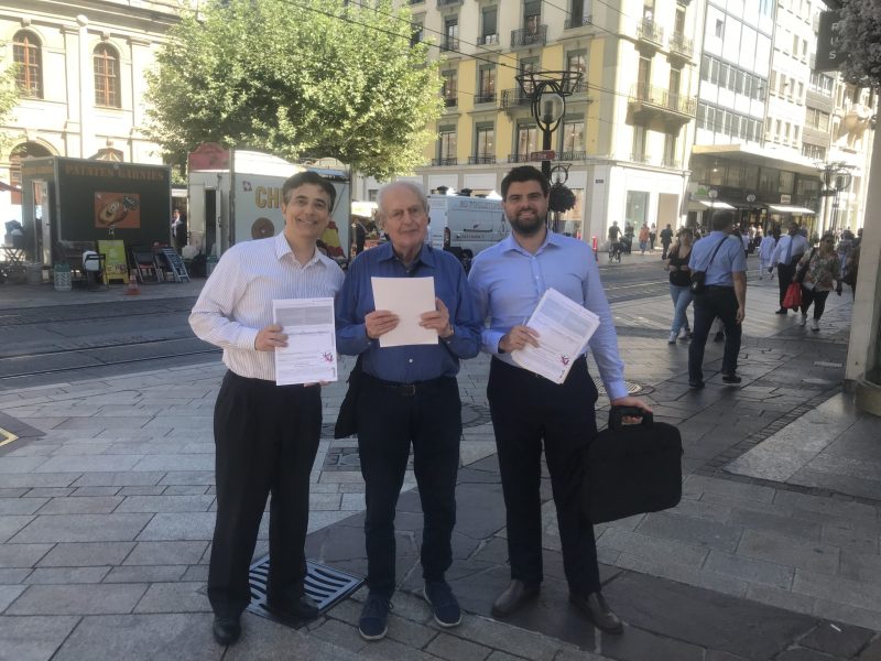 Initiative-Service.Citoyen-place.de.la.Fusterie-Genève-Pattaroni-Chraibi-image-citoyenneté Collecte de signatures pour l'Initiative Service Citoyen, place de la Fusterie, Genève, avec Robert Pattaroni et Mehdi Chraibi. Citoyenneté démocratie politique participation