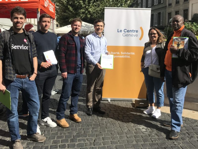 Initiative-Service.Citoyen-place.du.Molard-Maurice.Sila-Evan.Campolo-Vincent.Gillet-Anabela.Fraga-Richard.Mukundji-image-citoyenneté Collecte de signatures pour l'Initiative Service Citoyen, place du Molard, avec Maurice Sila, Evan Campolo, Vincent Gillet, Anabela Fraga et Richard Mukundji. Citoyenneté démocratie politique participation